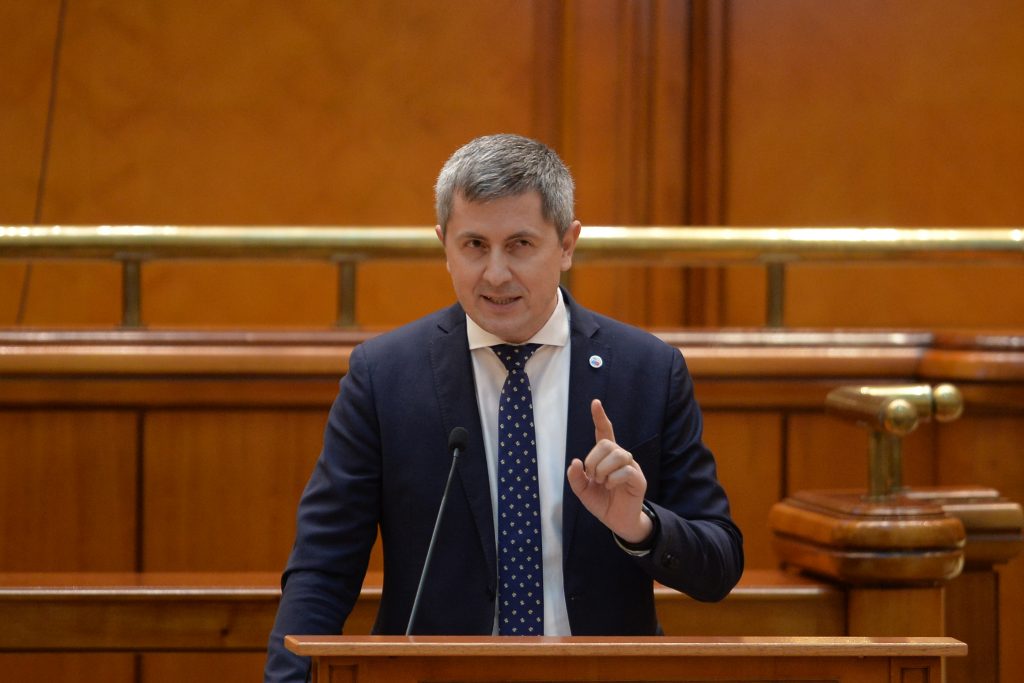 Barna: Ar trebui să fie un nivel de schizofrenie ca PSD să depună propria moţiune de cenzură şi să nu participe la vot