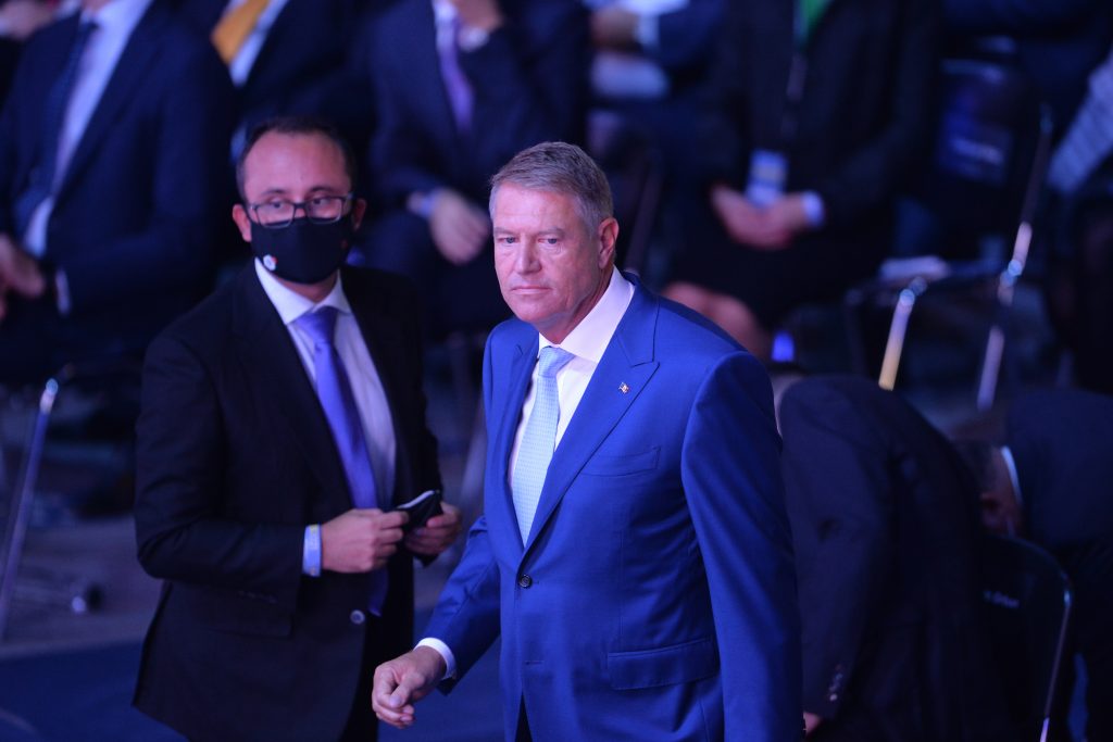 Europol, ironici la adresa congresului PNL: „Un bărbat amendat că nu purta mască într-un restaurant îi arată polițistului o poză cu Iohannis”