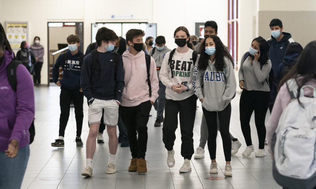 Elevii cer testare gratuită și săptămânală pentru cei nevaccinați