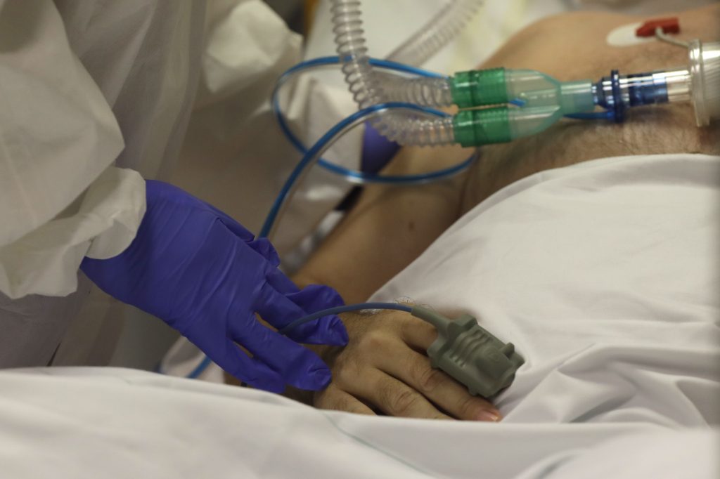 Medicii, îngrijorați de bilanțul COVID: Se poate ajunge la scenariu din Italia, în care oamenii vor rămâne în ambulanțe