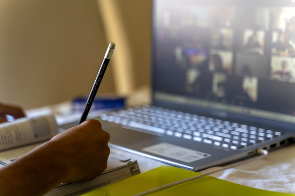 Școala se mută online în 54 de localități din România unde rata de infectare a depășit 6 la mie