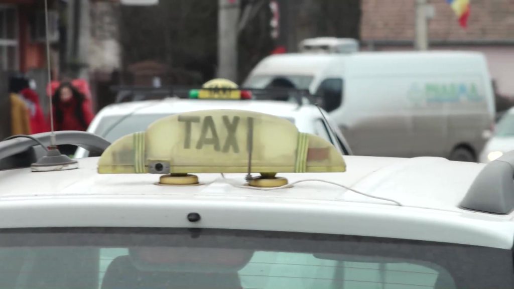O bătrână acuzată de instigare la masacru a fugit cu taxiul înainte de a intra în sala de judecată