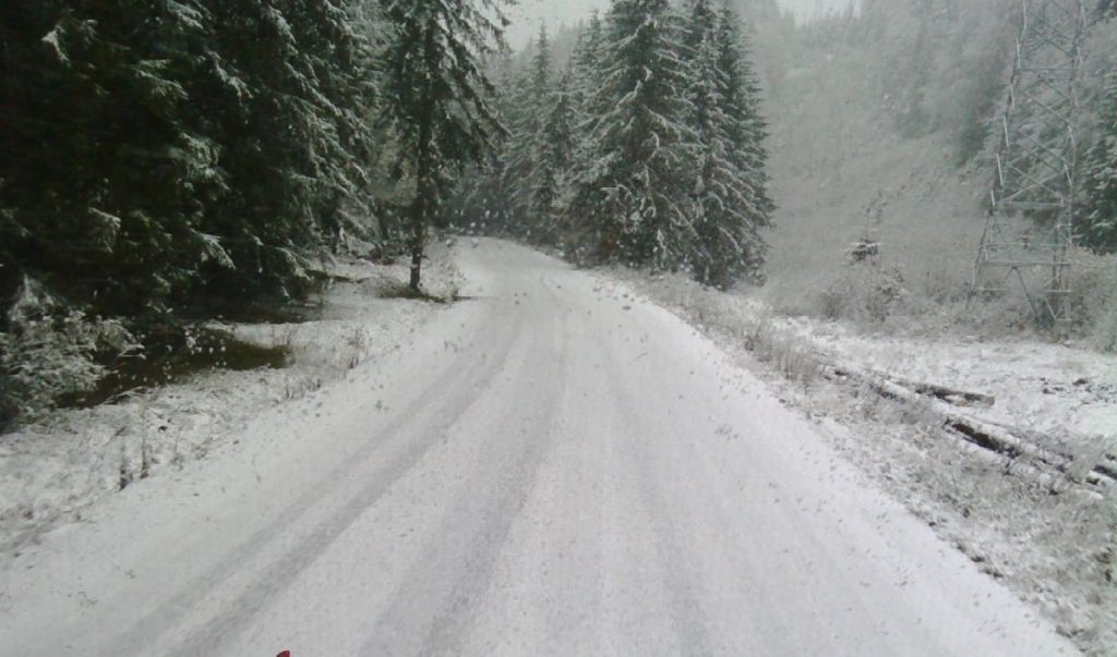 VIDEO: Zăpadă de 10 centimetri în Munții Făgăraș. Pe Transfăgărăşan se circulă în condiţii de iarnă