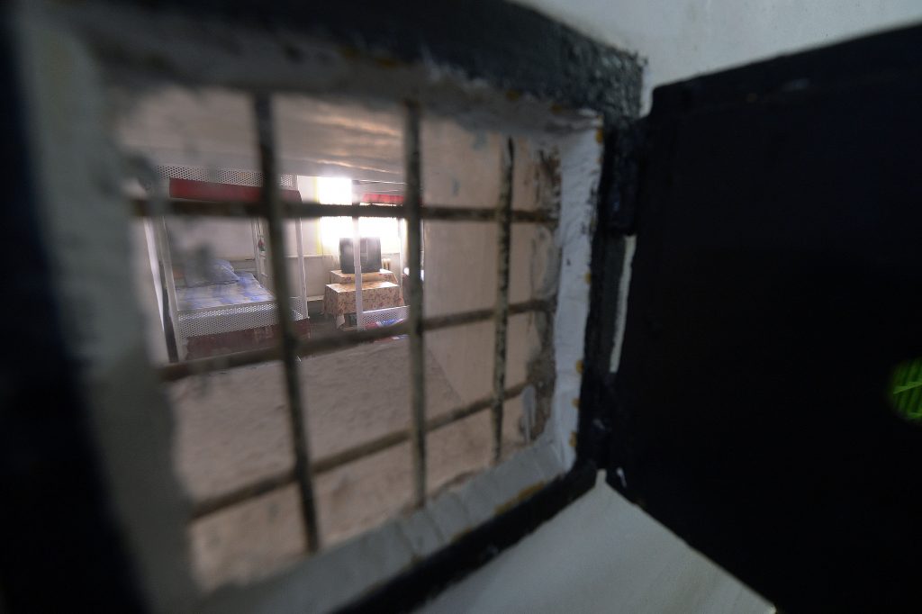 La închisoare, mai bine ca acasă. Un bărbat a cerut să i se schimbe arestul la domiciliu cu închisoarea pentru că nu mai suporta să stea alături de soție