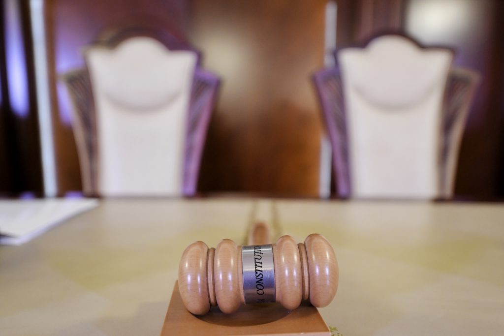 CCR: Semnăturile la o moţiune de cenzură por fi depuse în orice formă. USR PLUS: Se confirmă blatul PNL-PSD, un grav atac la adresa Constituţiei