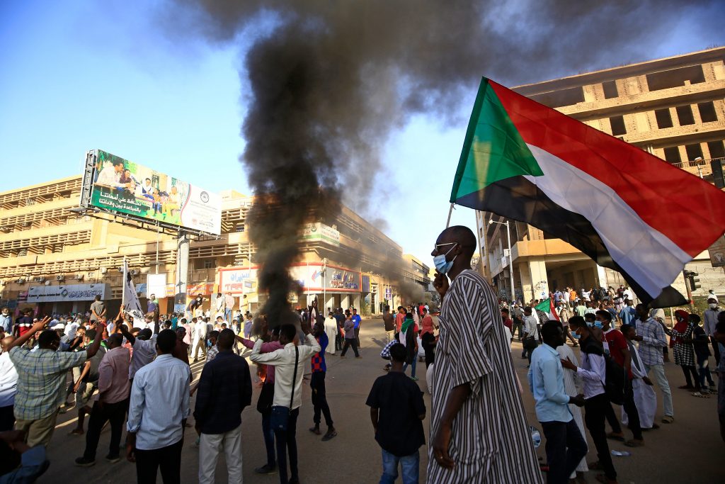 Lovitură de stat în Sudan. Prim-ministrul este arestat și internetul întrerupt