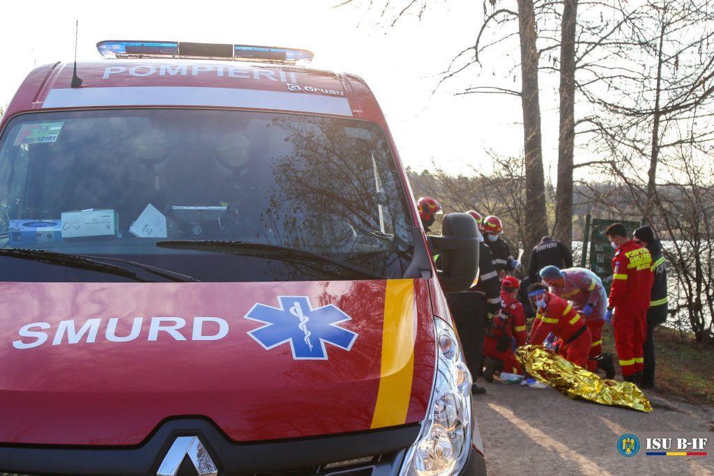 Un bărbat a murit electrocutat când scutura nucul