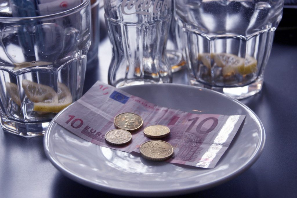 Harta bacșișului în România: Cine lasă cei mai mulți bani pentru serviciile la restaurant