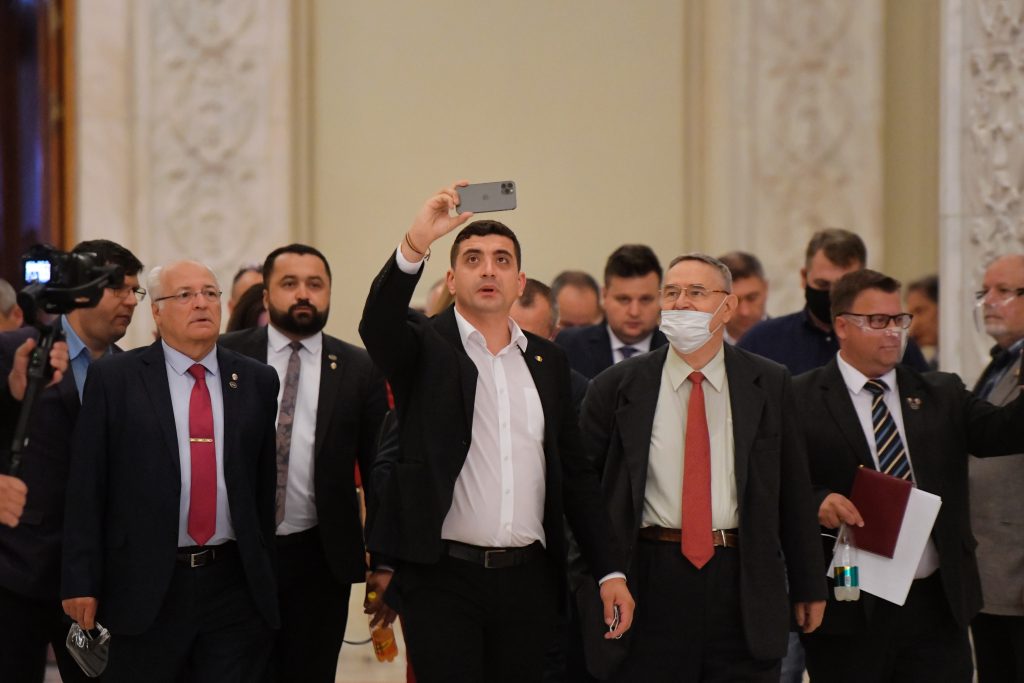 AUR publică înregistrări care arată că PNL ar fi încercat să mituiască parlamentarii formațiunii. „Promovăm oameni unde vrei tu, unde spui tu, nu știe nimeni”. AUDIO
