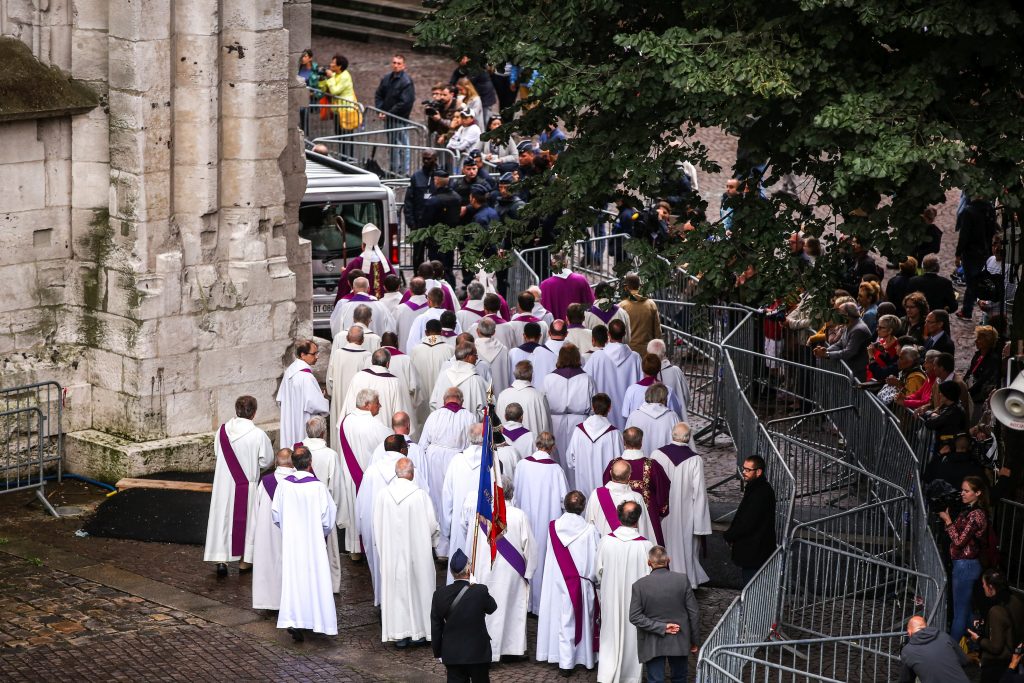 Abuzuri sexuale în biserică: Mii de pedofili în Biserica Franceză, arată o anchetă