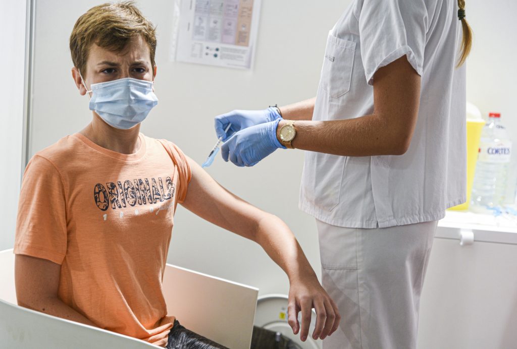 Vaccinul Moderna rămâne disponibil pentru persoanele sub 18 ani, după o eroare de comunicare