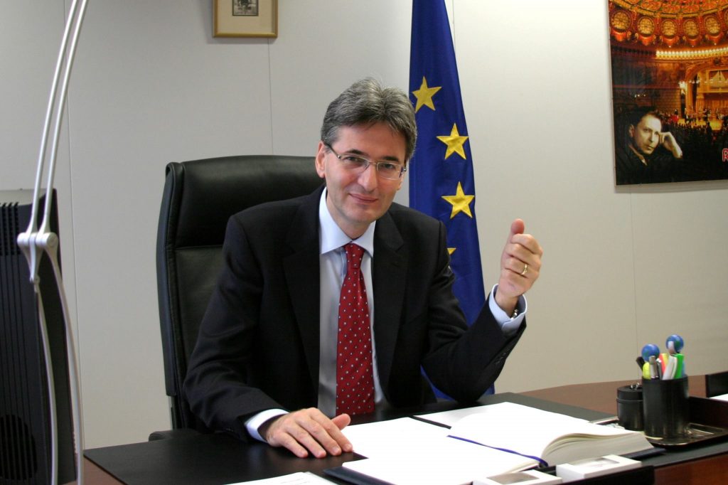 Leonard Orban, eliberat din funcţia de consilier prezidenţial, în ziua în care fratele său Ludovic l-a atacat pe Iohannis