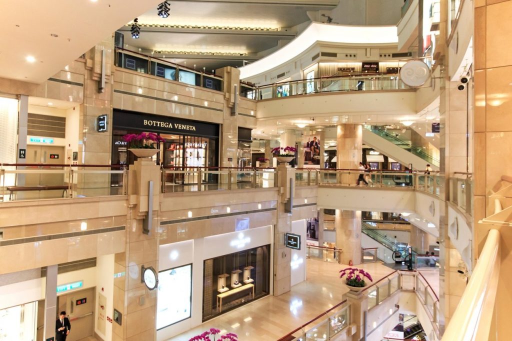 O nouă hotărâre CNSU: Intrarea în mall, permisă doar persoanelor vaccinate sau trecute prin boală