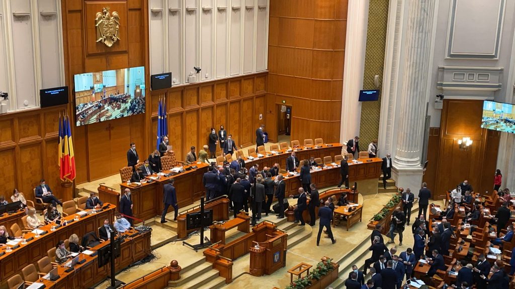 Moțiunea împotriva Guvernului a trecut. Florin Cîțu este demis