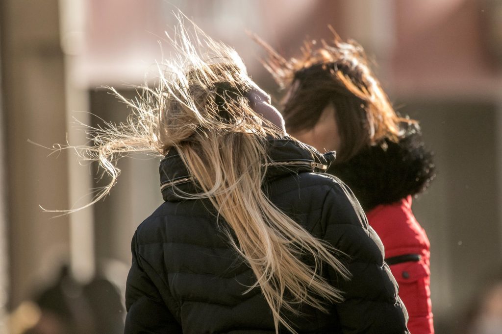 METEO. ANM a emis o informare de vânt puternic, ploi şi frig. Până când e valabilă