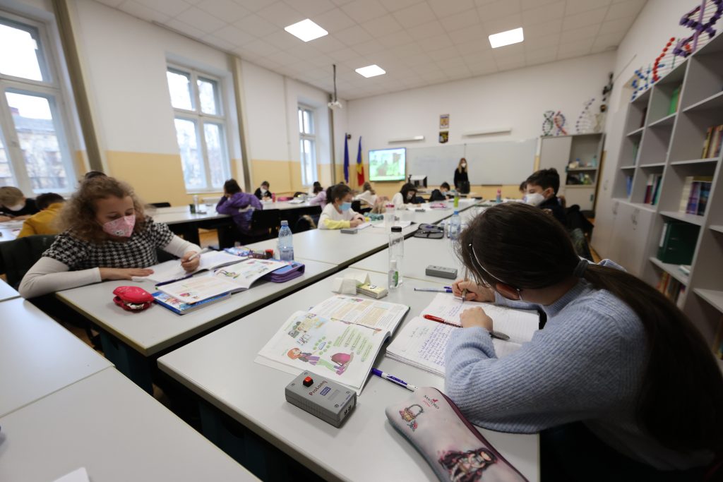 Cum văd profesorii străini sistemul de învățământ din România