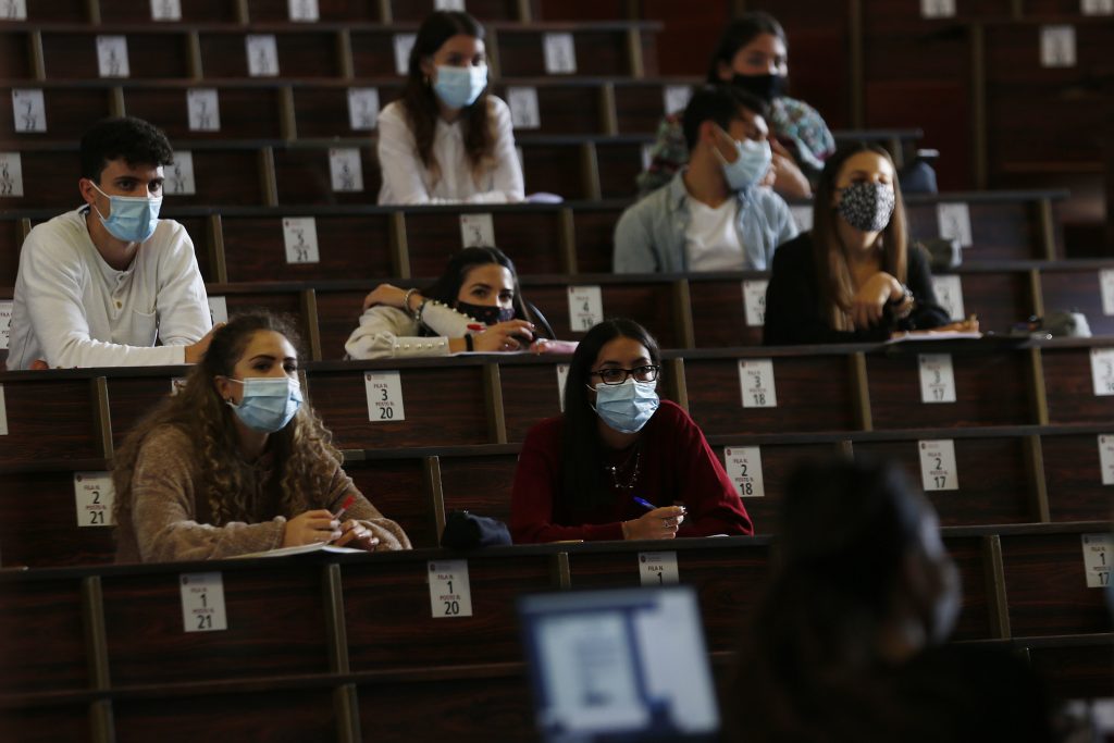 Rectorii cer Guvernului introducerea certificatului verde pentru accesul în facultăţi