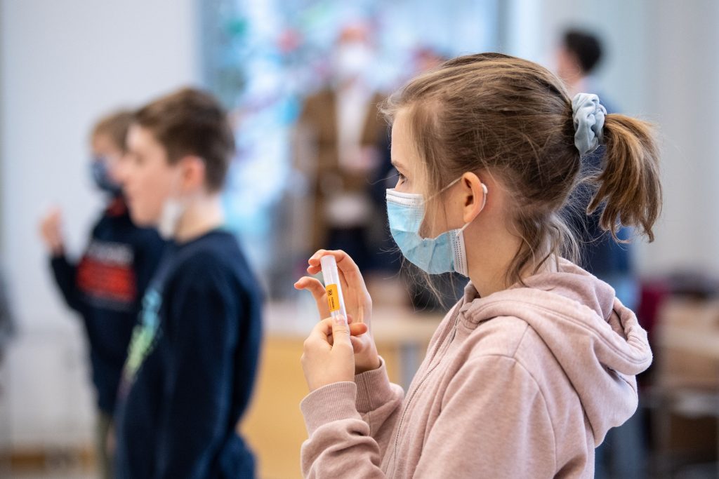 Cîmpeanu: 86 de cazuri pozitive în rândul elevilor, în urma testelor antigen pe bază de salivă