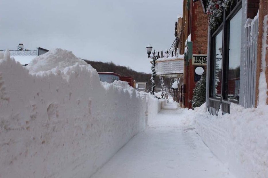 Coasta de est a SUA a fost acoperită de zăpadă în urma unei furtuni