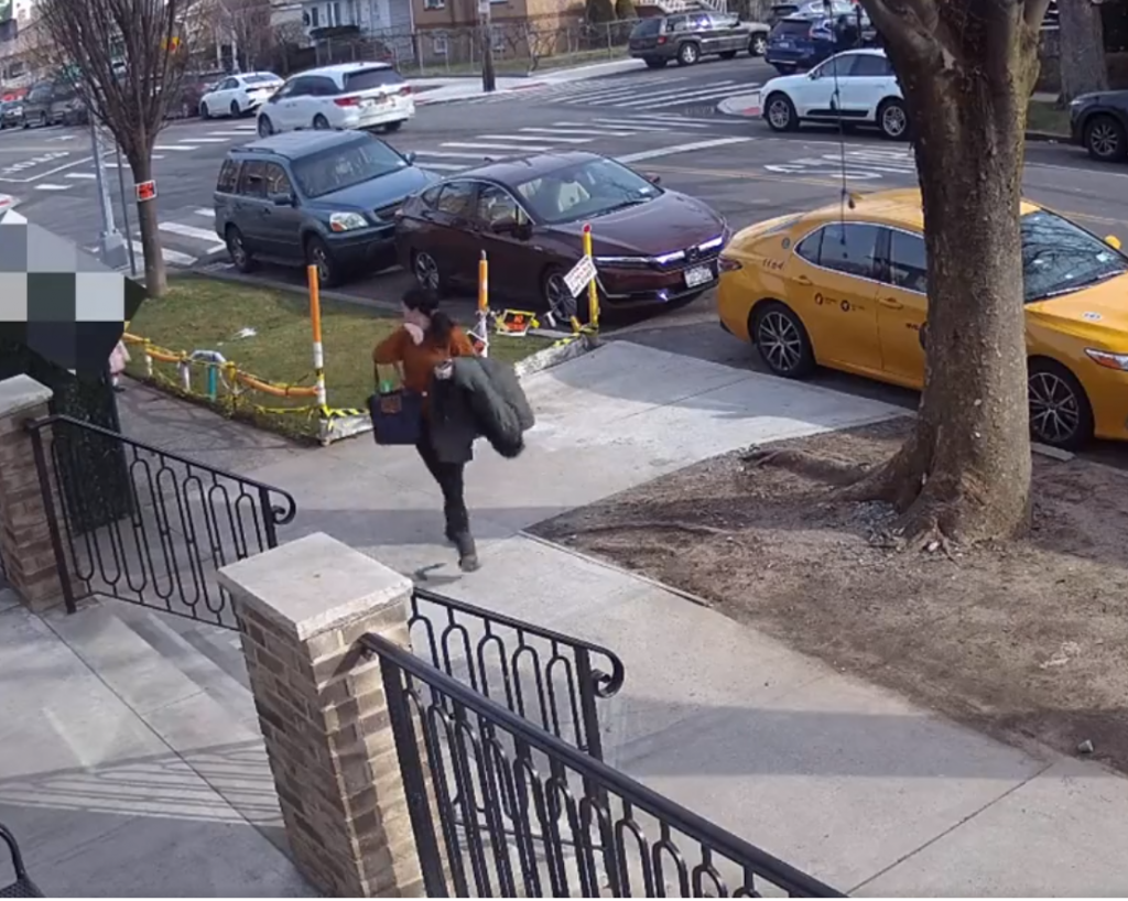 O femeie, arestată după ce le-a spus copiilor din fața unei sinagogi că „Hitler ar fi trebuit să-i ucidă”