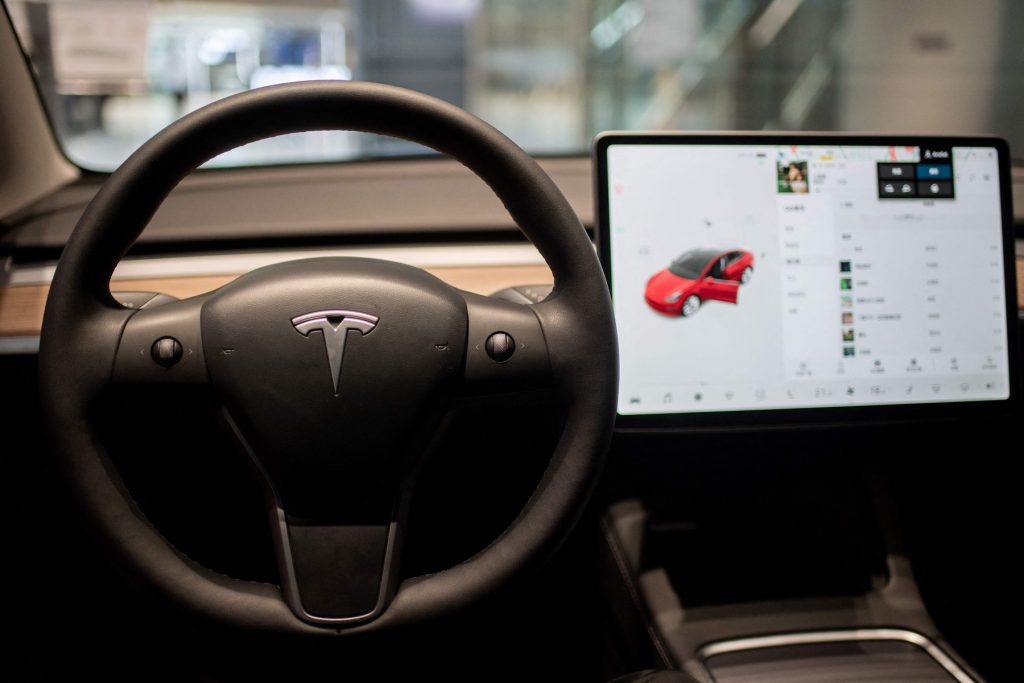 O mașină Tesla, folosită la minat de criptomonede: „Este atât de simplu”
