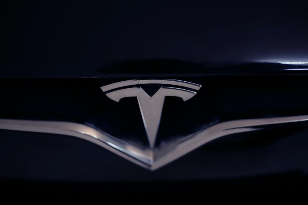 Tesla adaugă moduri de autoconducere răcoroasă și asertivă