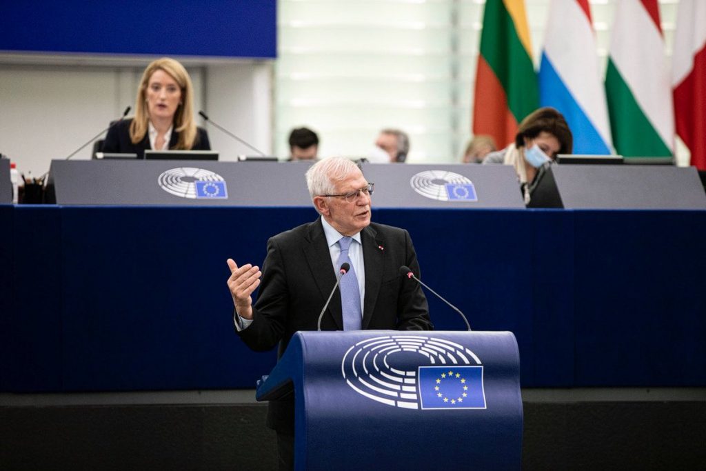 Joseph Borrell: „UE condamnă folosirea armamentului greu și bombardarea zonelor civile”