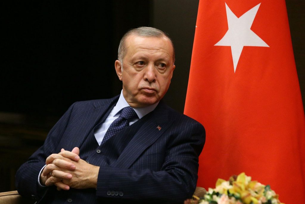 Cinci persoane, care au râs de faptul că Erdogan are COVID, au fost arestate