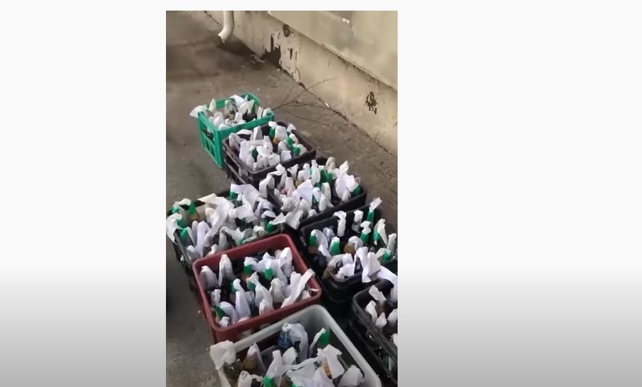 Cum se apără ucrainenii de invadatori. Oamenii pregătesc cocktailuri Molotov