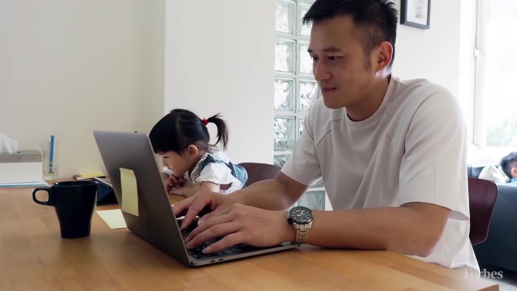 SONDAJ: Majoritatea celor care lucrează la distanță nu vor să se întoarcă la birou