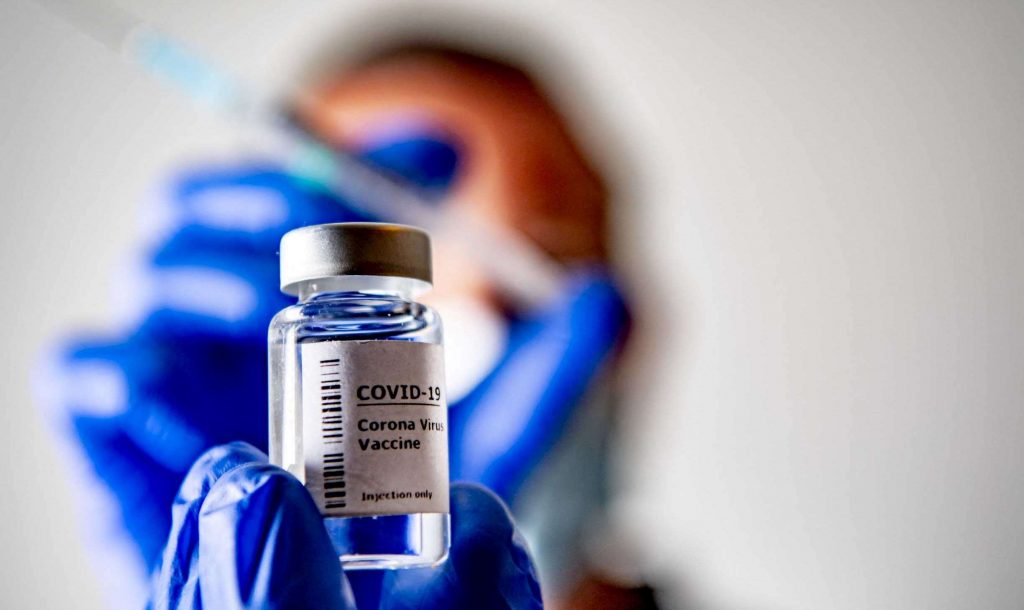 Vaccinul produs în Africa de Sud ar putea fi gata abia în trei ani. Liderii de piață refuză să împărtășească tehnologia