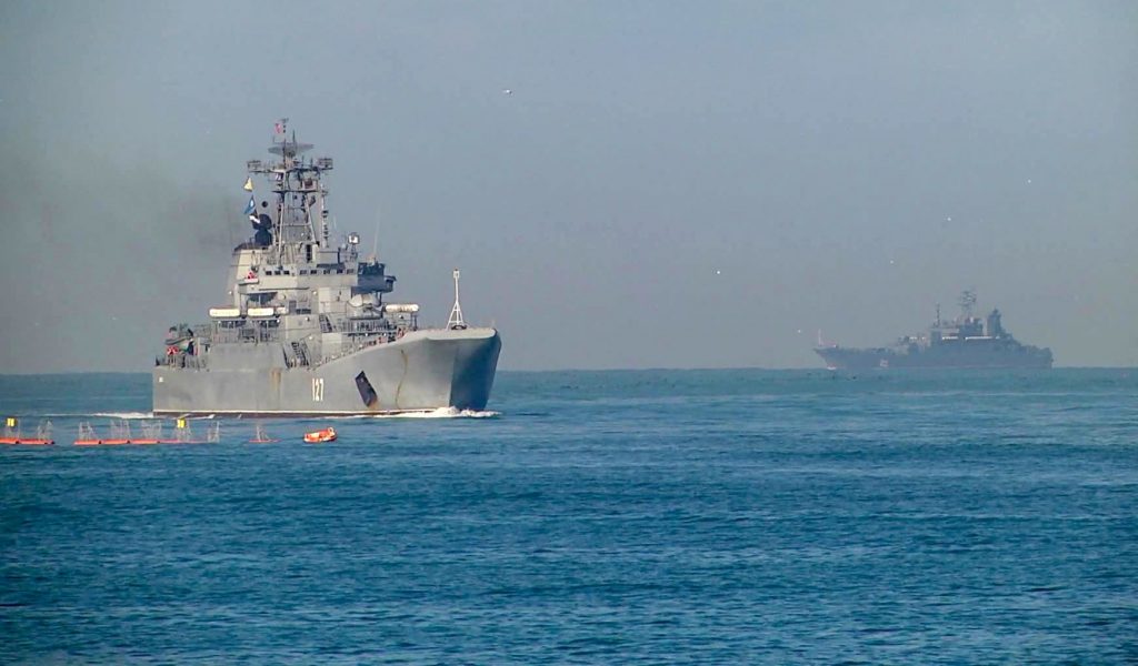 Peste 30 de nave rusești fac exerciții militare în apropierea Crimeii