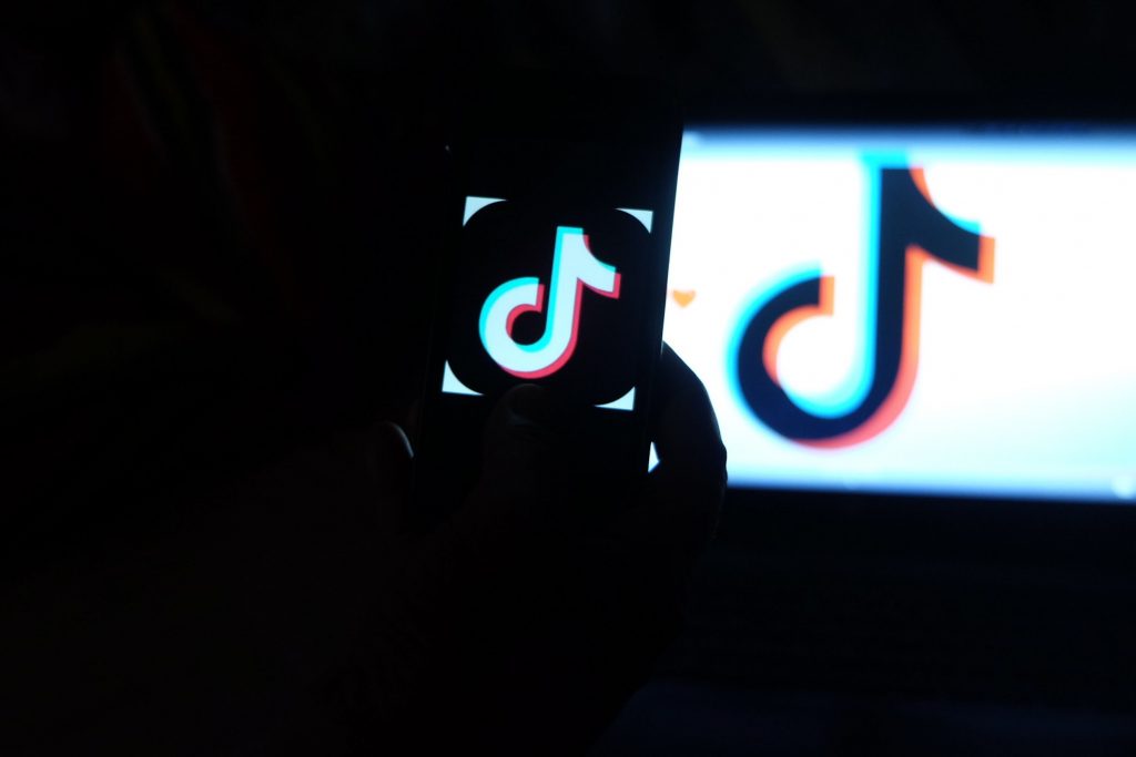 Aplicația TikTok a devenit sursa principală a imaginilor violente ale războiului din Ucraina și a dezinformării