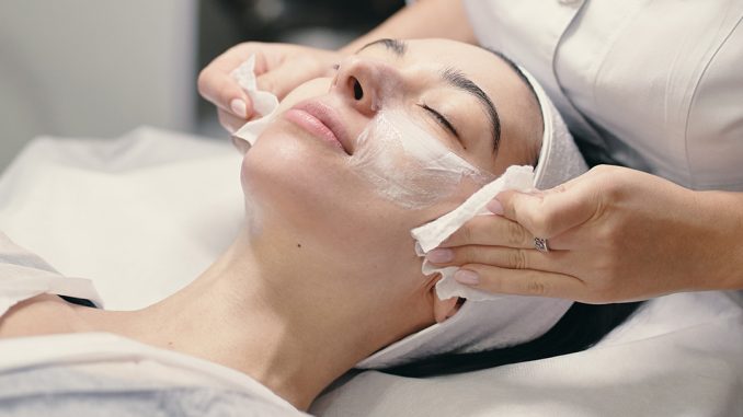 7 din 10 românce nu au timp pentru relaxare. Curăţenia, gătitul, jobul şi creşterea copiilor le ocupă toată ziua