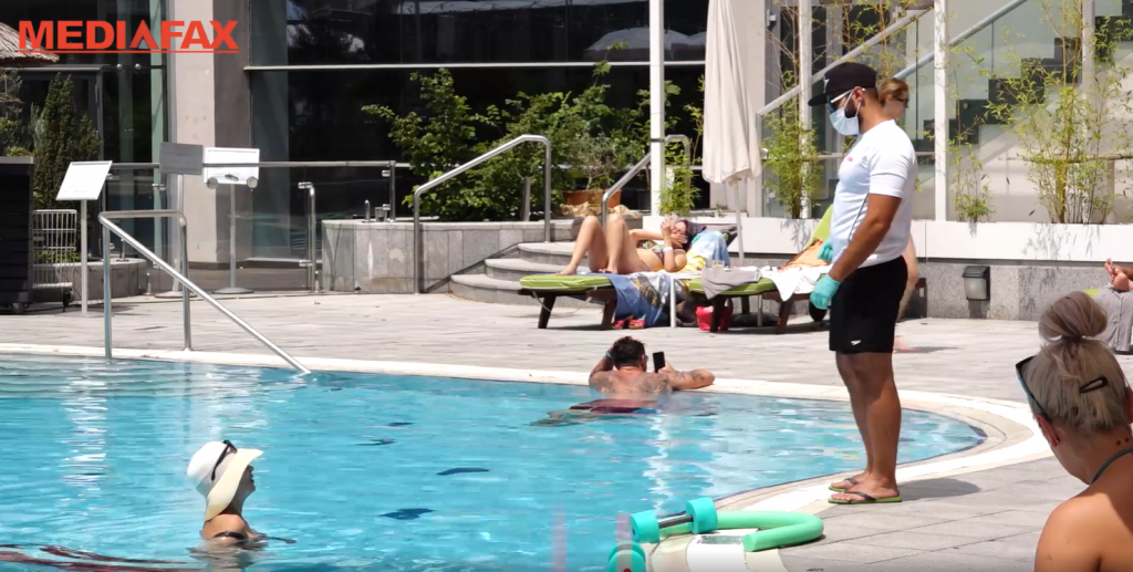 Vine vara, iar Germania vrea să facă piscinele mai atractive. Femeile au voie fără sutien