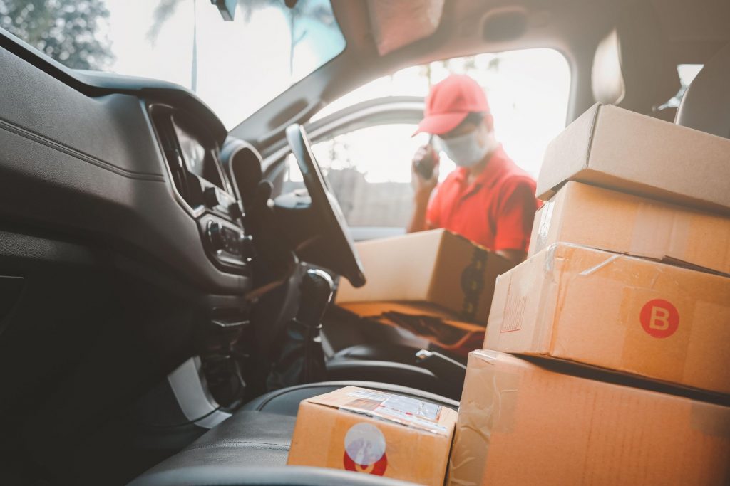 Plata cu „banii în mână” la curieri va intra în vizorul ANAF