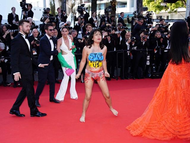 O activistă topless a protestat față de violența sexuală din Ucraina la Festivalul de la Cannes