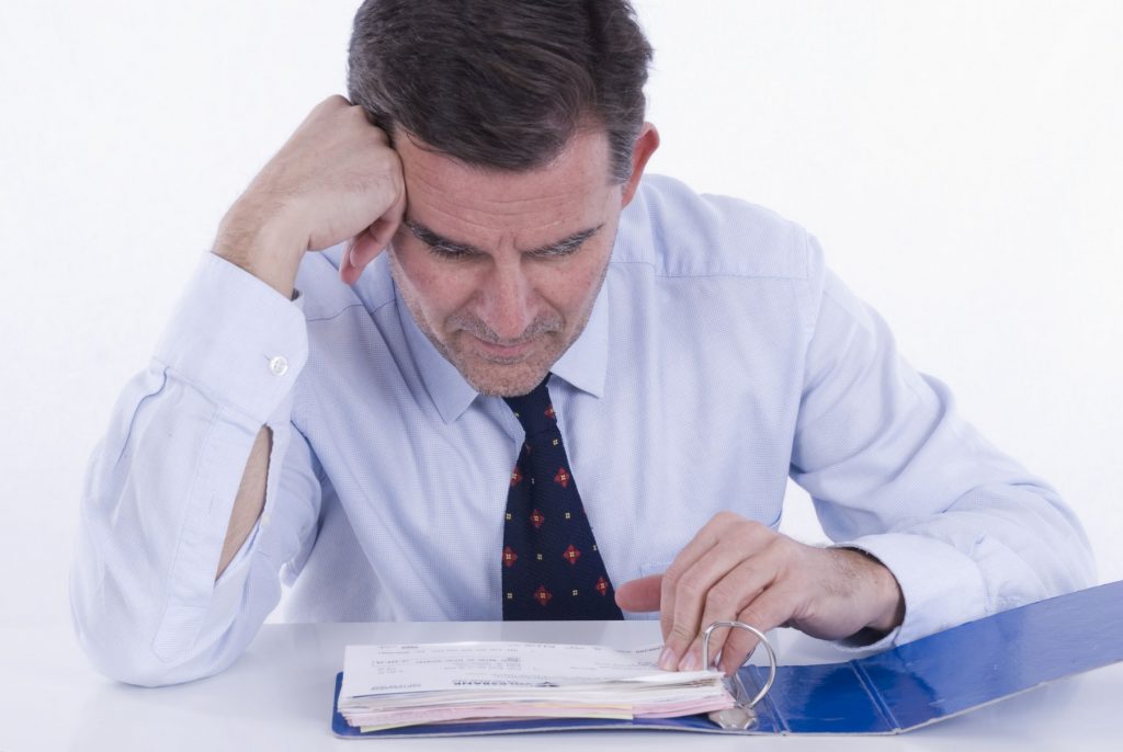 Cum îți pot afecta traumele timpurii relația cu banii și ce recomandă specialiștii