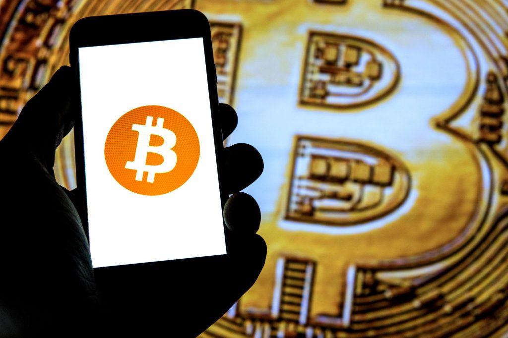 Zi neagră pentru investitorii în bitcoin. Peste 200 de miliarde de dolari s-au evaporat într-o singură zi