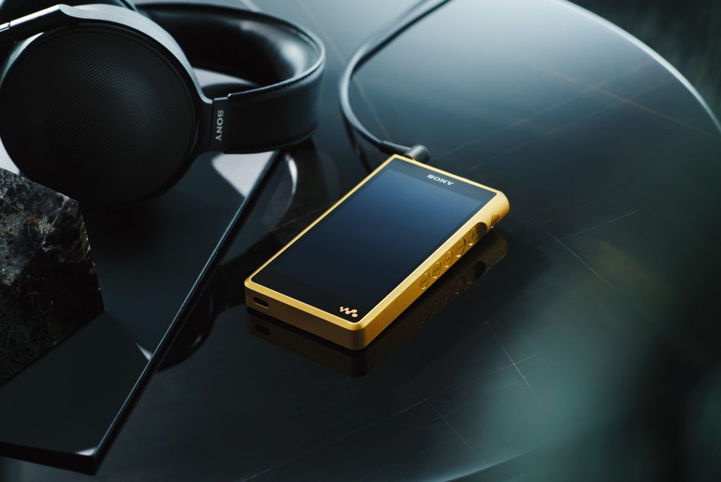 Sony a lansat un nou model de căști care anulează zgomotul de fundal