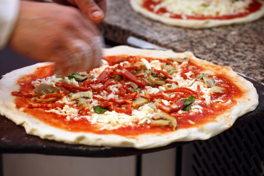 Francezii, dezvăluiri despre pizza ucigașă din magazine: „A provocat leziuni cerebrale și cardiace”