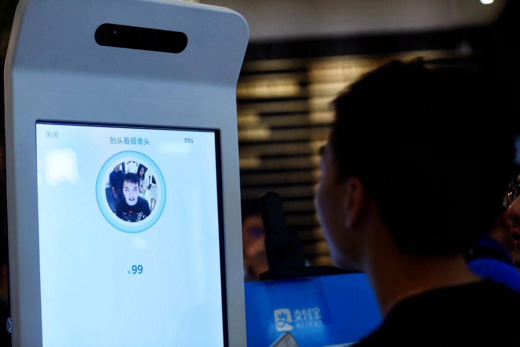Primul aparat care permite plata prin recunoaștere facială este disponibil