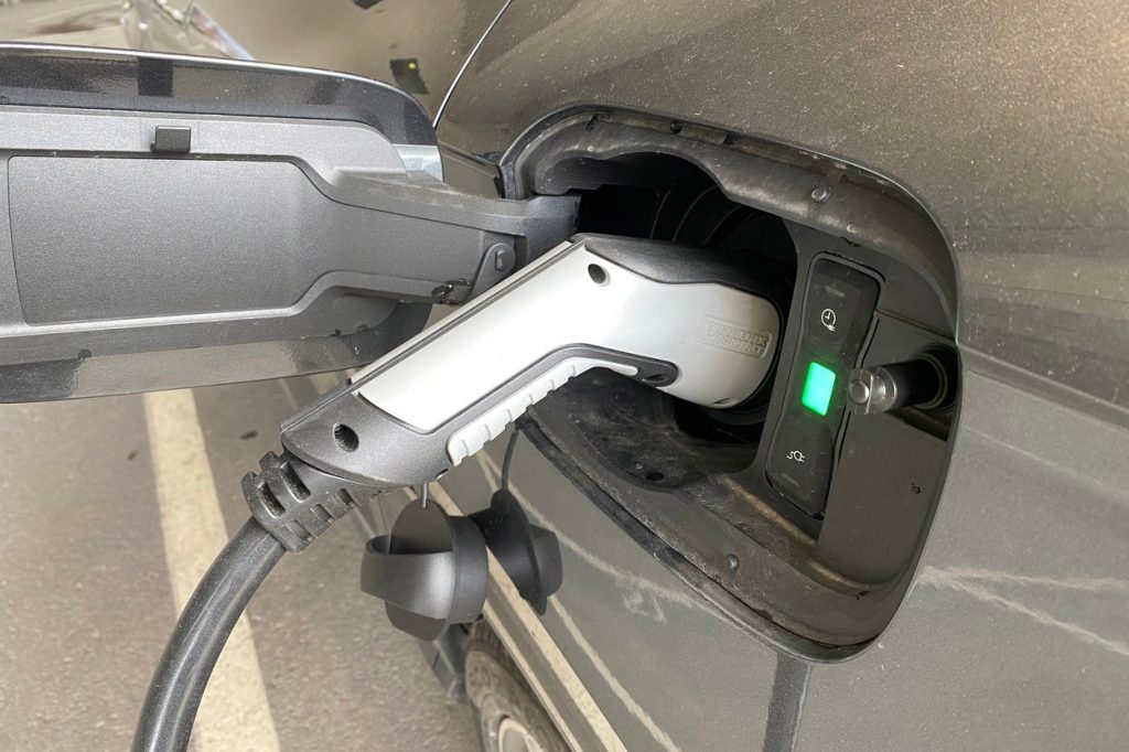 Directorul Exxon Mobil crede că până în 2040, fiecare maşină nouă vândută în lume va fi electrică