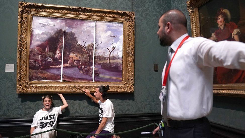 Doi protestatari împotriva schimbărilor climatice s-au lipit de rama unei picturi de John Constable