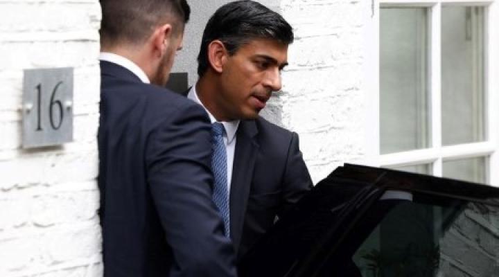 Opt candidați care vor să ocupe funcția de premier al Marii Britanii se confruntă cu primul vot