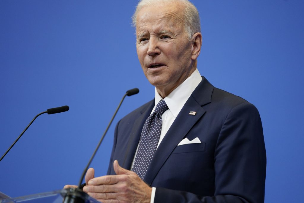 Privirea lui Joe Biden este ațintită pe public. Președintele pare că nu clipește în timpul discursurilor