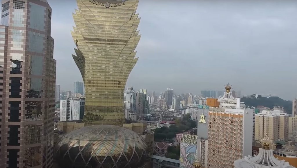 Un cazinou a închis localul cu 500 de persoane înauntru în urma depistării COVID a 13 angajați