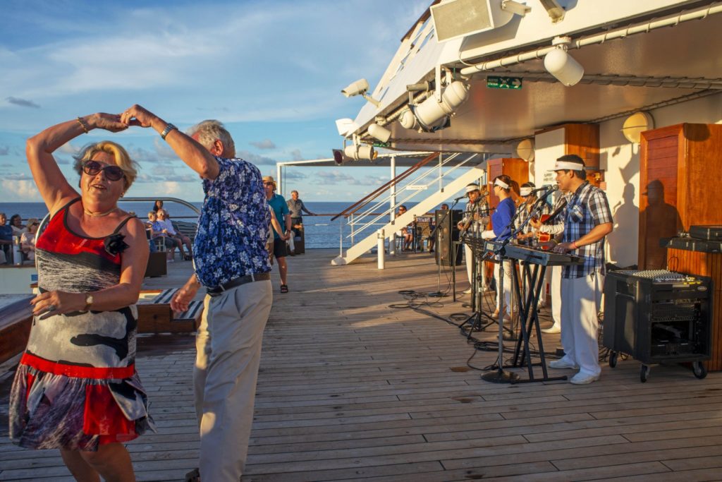 STUDIU. Cercetătorii susțin că poți întârzia îmbătrânirea refuzând să te comporți conform vârstei tale