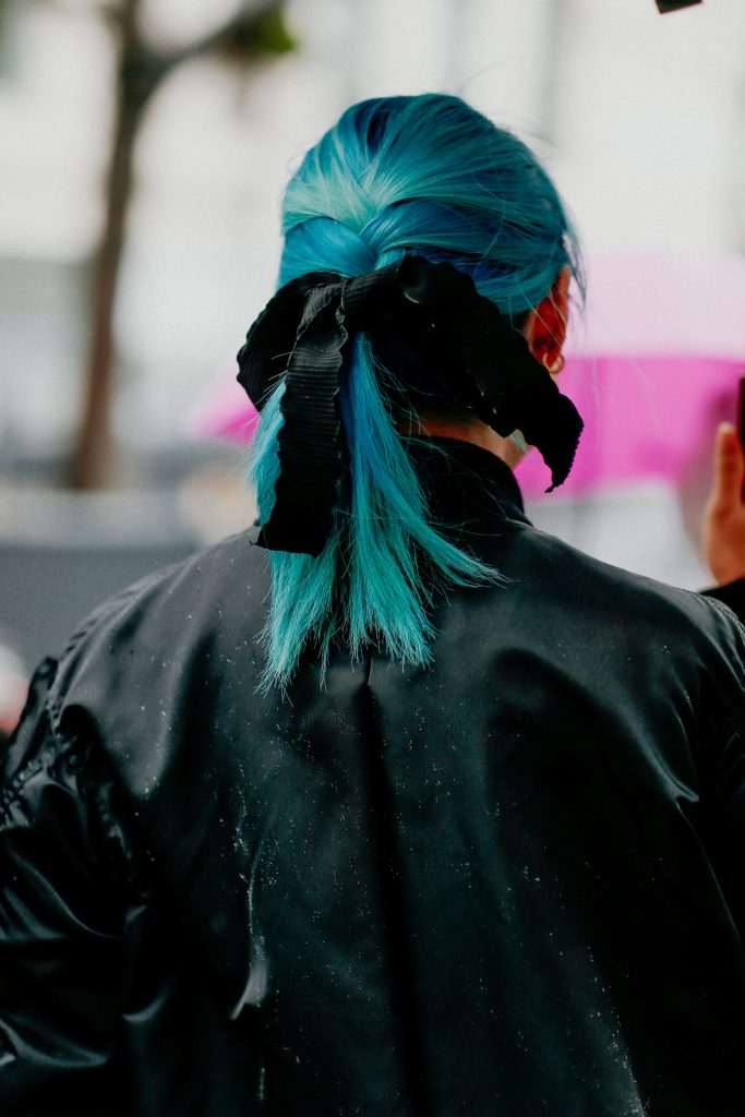 A apărut prima vopsea de păr holografică din lume. Își schimbă culoarea pe parcursul zilei în funcție de temperatura soarelui