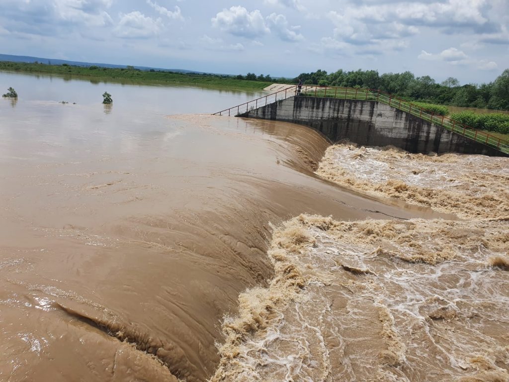 Cum afectează schimbările climatice inundațiile? Ploile abundente cu topirea zăpezii pot fi o combinație distructivă